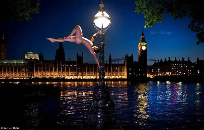 acrobazie nude a londra