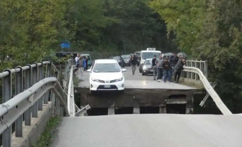 annone brianza il crollo del  cavalcavia milano lecco  8