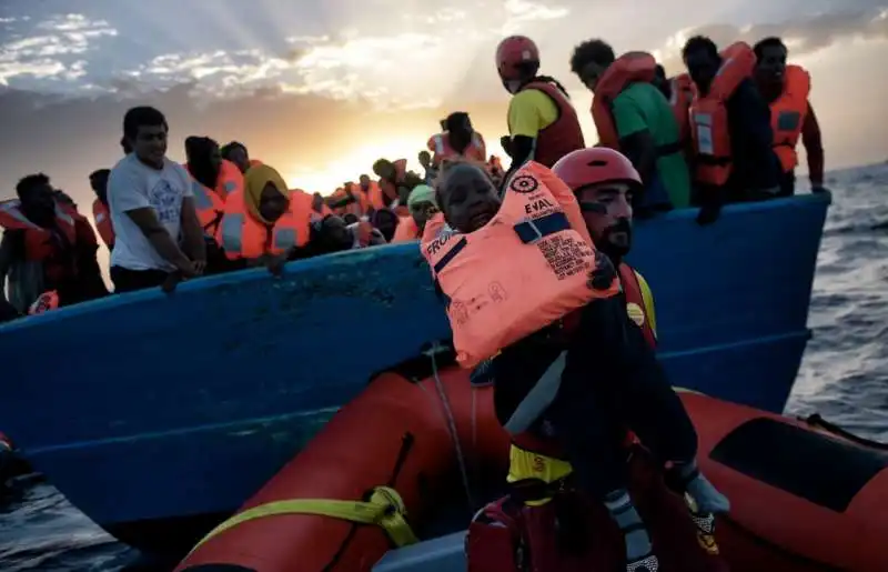 aris messini fotografa i migranti dalla libia  2