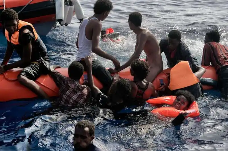 aris messini fotografa i migranti dalla libia  5