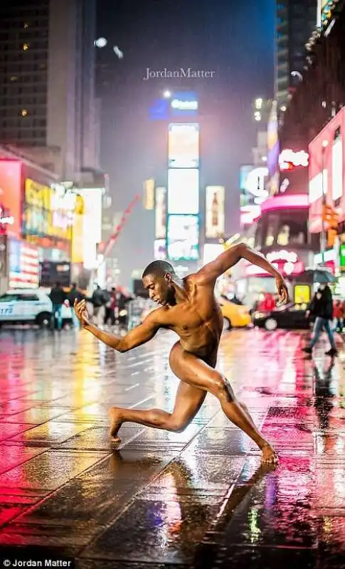 ballerino nudo a times square