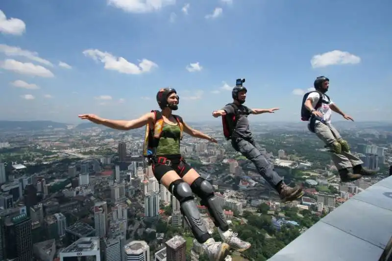 BASE JUMPING 