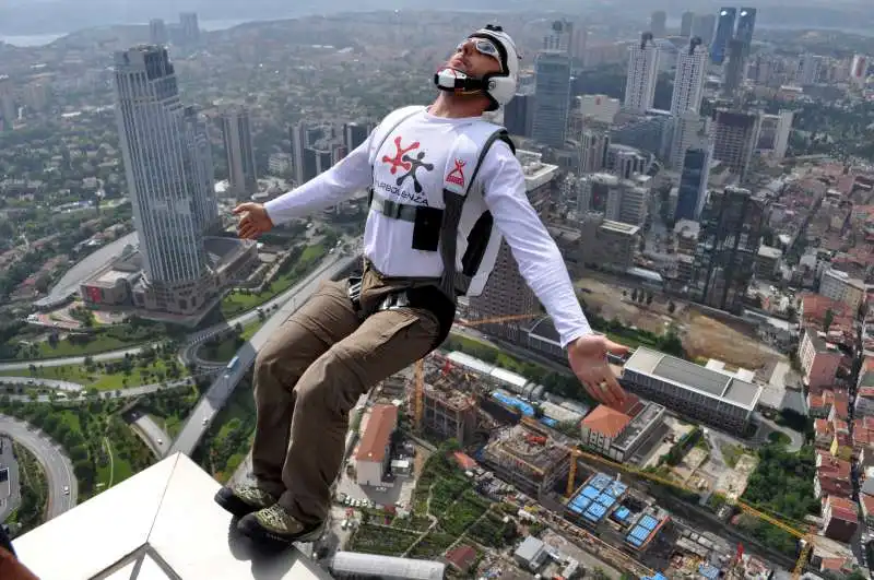 BASE JUMPING