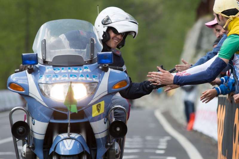 courmayeur il motociclista della polizia stradale saluta i tifosi