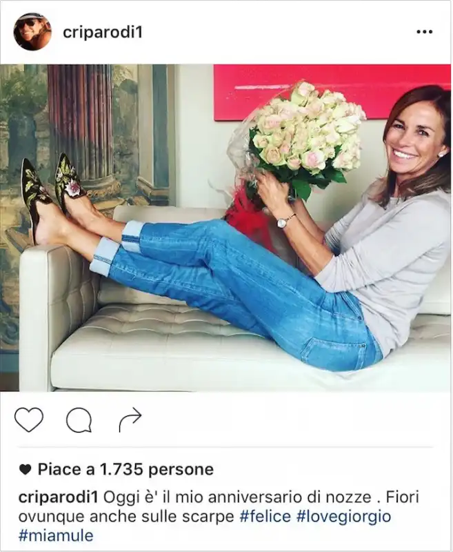 CRISTINA PARODI MOSTRA I FIORI RICEVUTI DA GORI