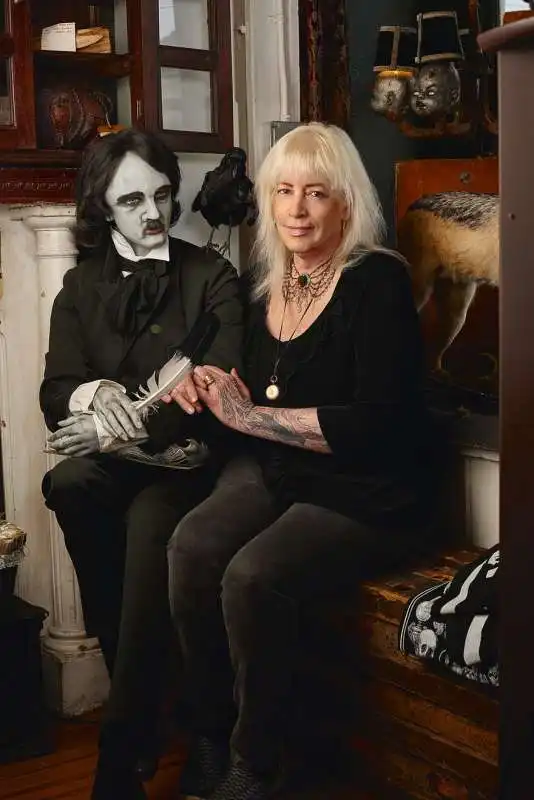 donna con la riproduzione di edgar allen poe