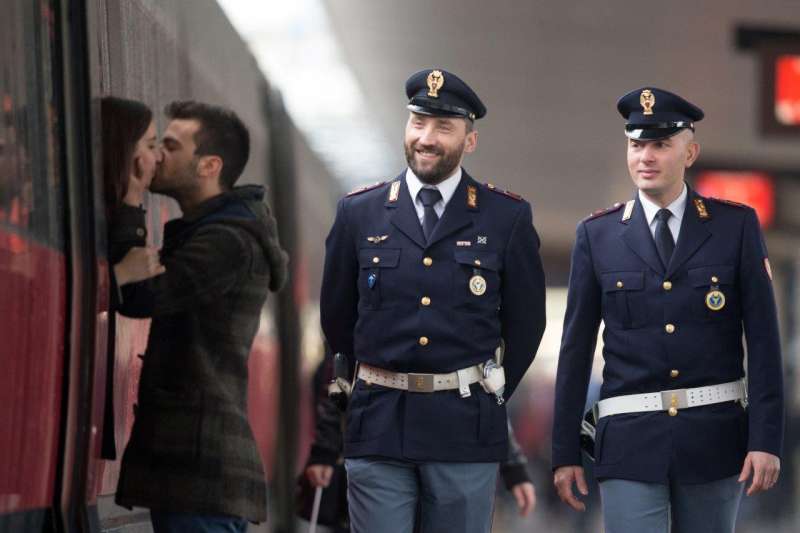 firenze due fidanzati si salutano baciandosi davanti a due poliziotti