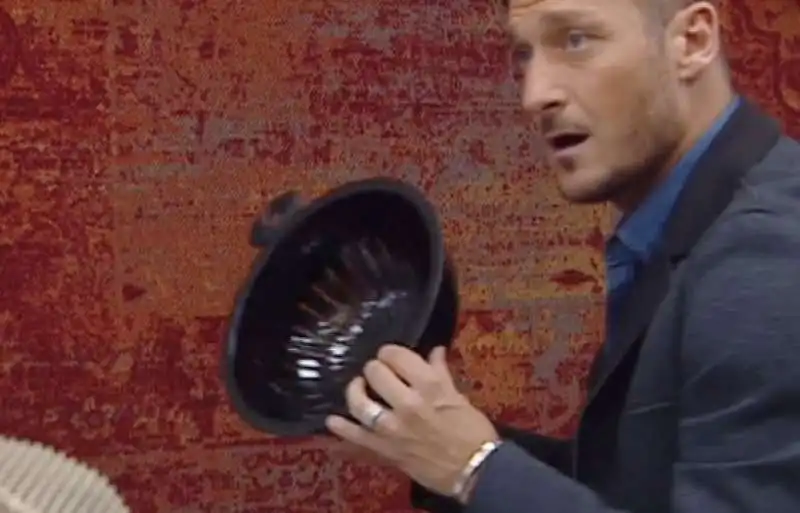 francesco totti con lo scolapasta