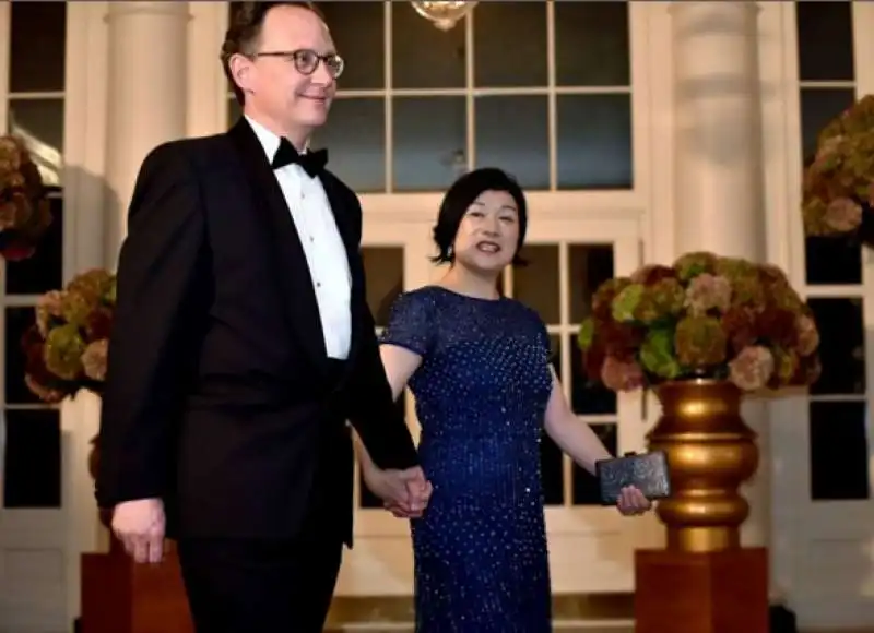 il reporter del new york times mark landler con la moglie angela tung