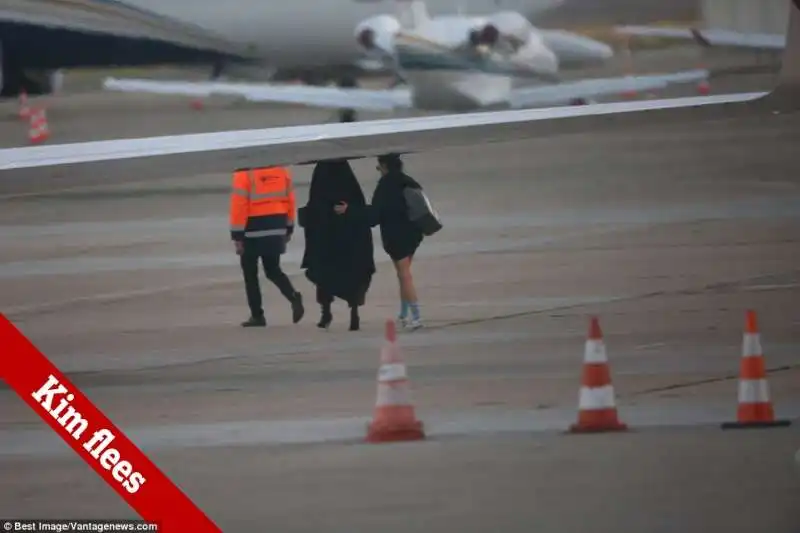 kim lascia parigi sul jet privato