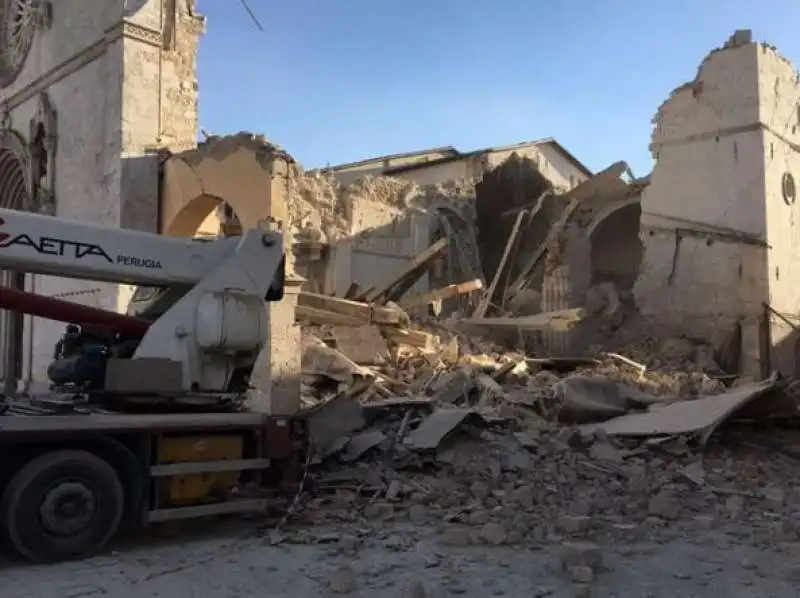 La cattedrale di Norcia crollata (da Twitter) 