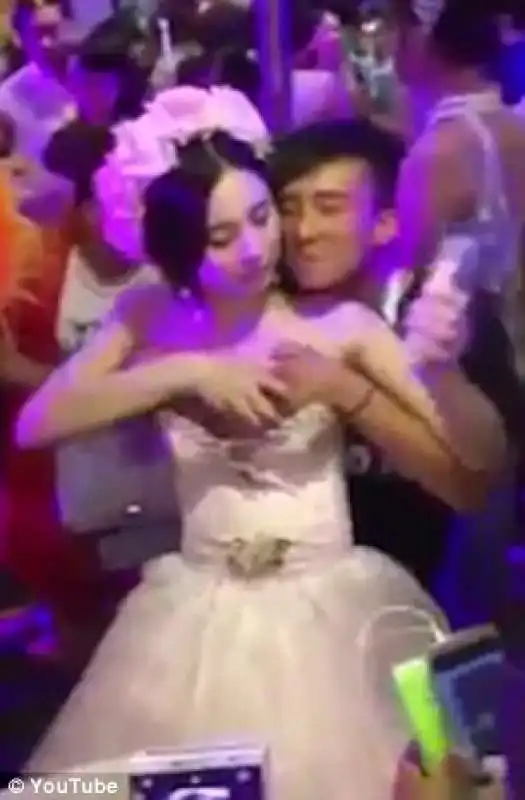 LA SPOSA IN CINA CHE SI FA PALPARE IL SENO AL MATRIMONIO 