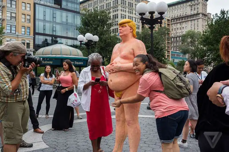 la statua di donald trump a union square foto e selfie 