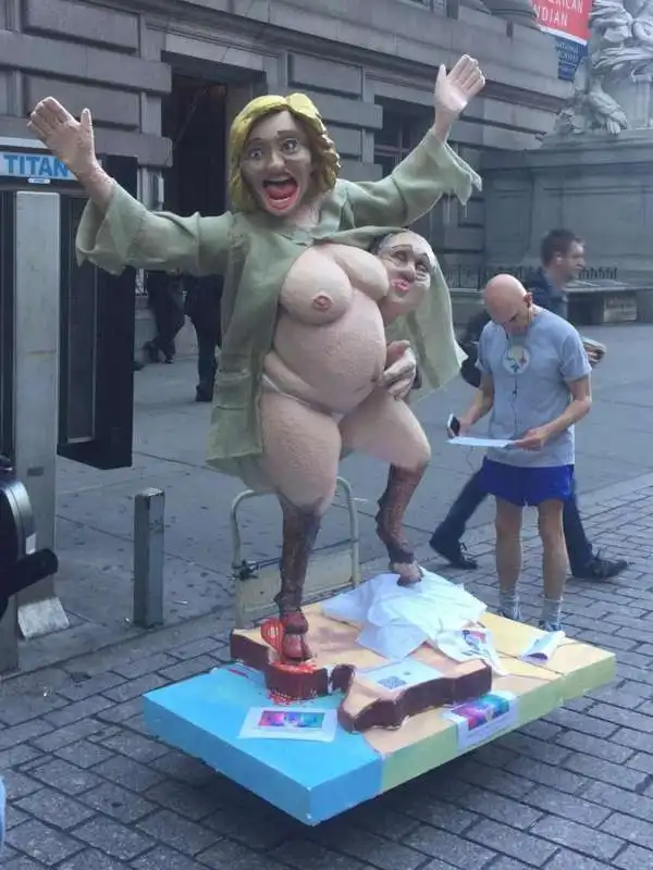 la statua di hillary clinton a new york