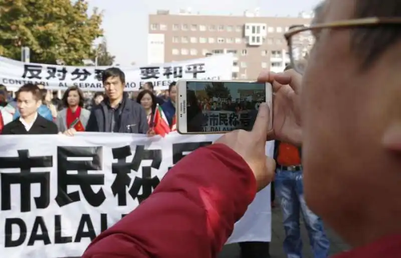 le proteste dei cinesi per il dalai lama a milano