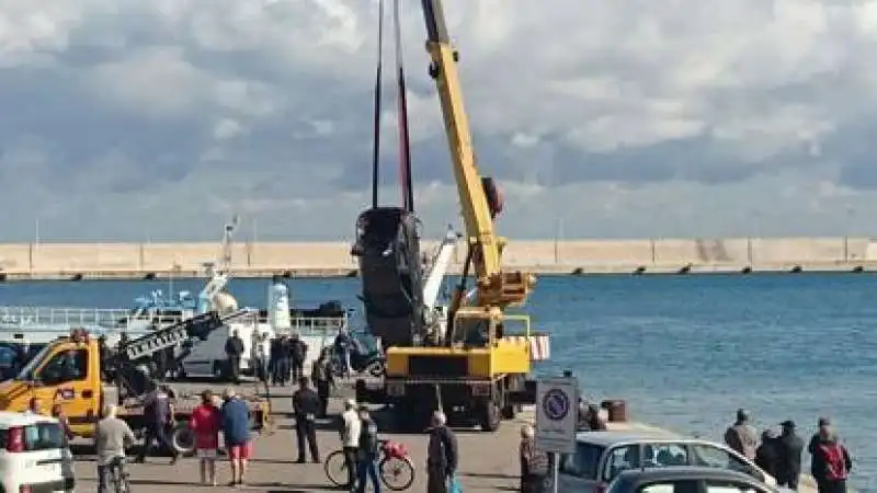 MONOPOLI COPPIETTA SI APPARTA SUL MOLO MA AUTO FINISCE IN MARE