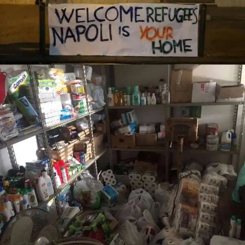 NAPOLI ACCOGLIE I MIGRANTI 