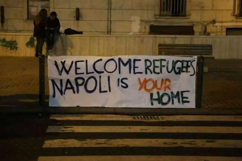 NAPOLI ACCOGLIE I MIGRANTI