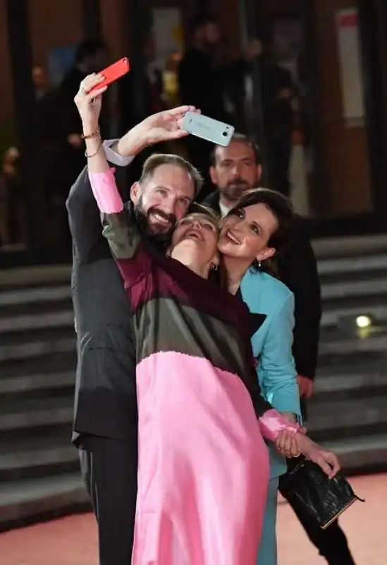 ralph fiennes  kristine scott thomas e jiuliette binoche  fanno un selfie