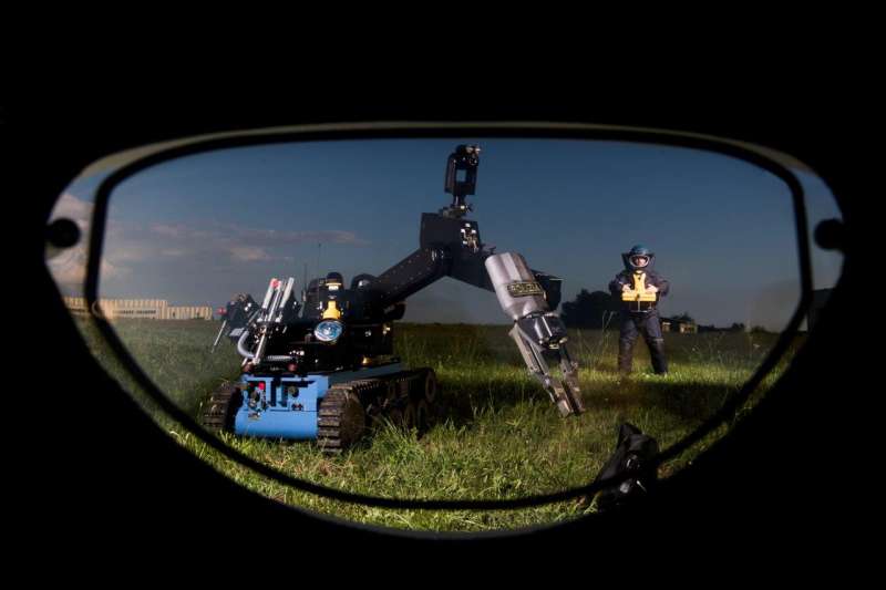 Roma - specialita della Polizia di Stato - nella foto artificieri in azione