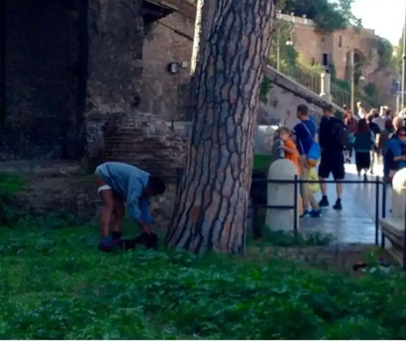 ROMA UOMO FA I BISOGNI A PIAZZA VENEZIA