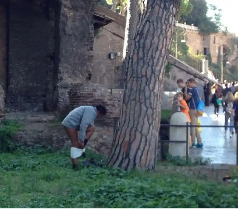 ROMA UOMO FA I BISOGNI A PIAZZA VENEZIA