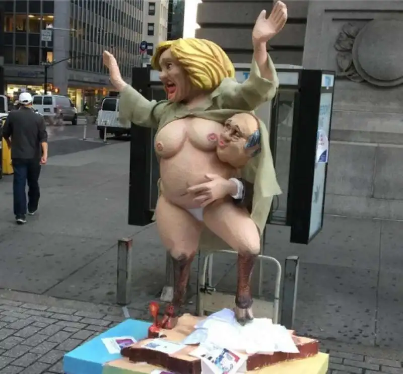 statua di hillary clinton a manhattan