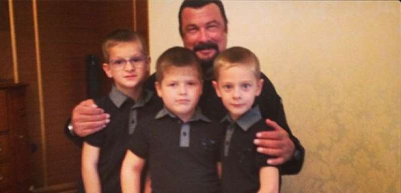 steven seagal con i figli di kadyrov