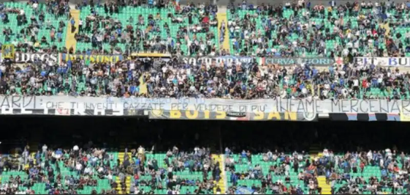 STRISCIONI CONTRO ICARDI