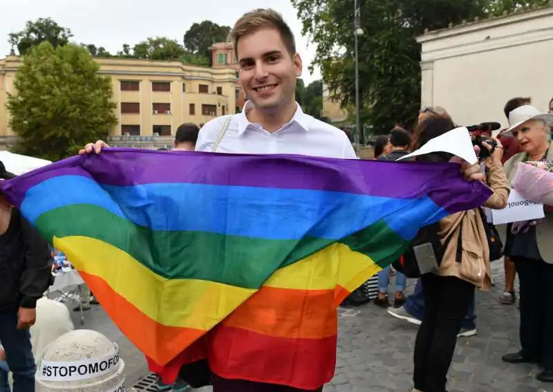 tiziano con la bandiera rainbow