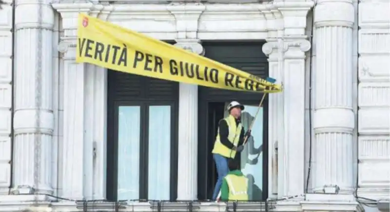 TRIESTE - LA RIMOZIONE DELLO STRISCIONE PER REGENI