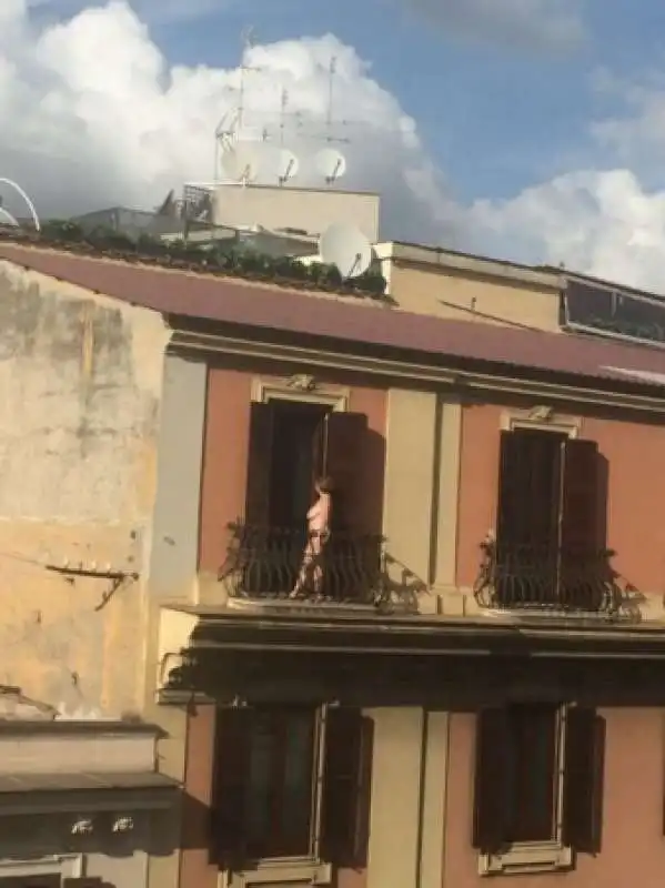 UNA TURISTA NUDA SUL BALCONE A ROMA