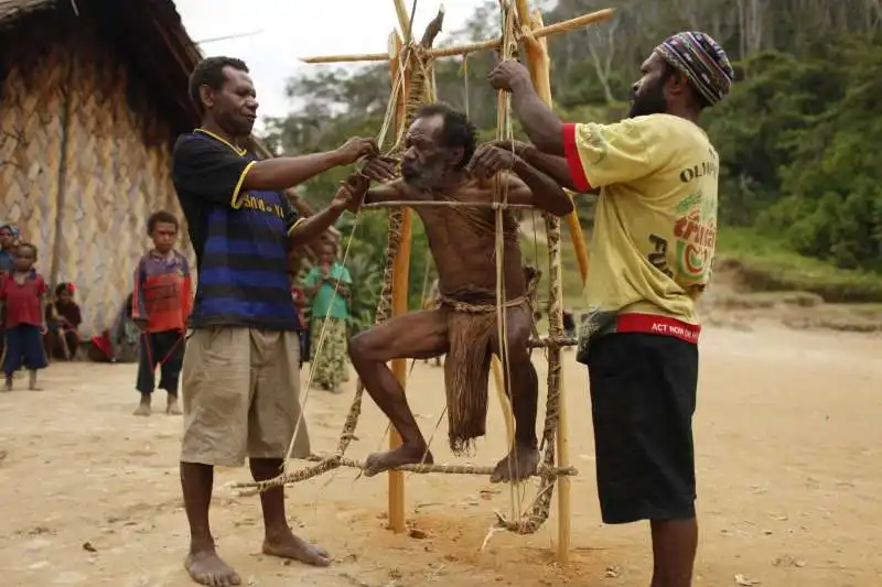 uomo mummificato in nuova guinea 