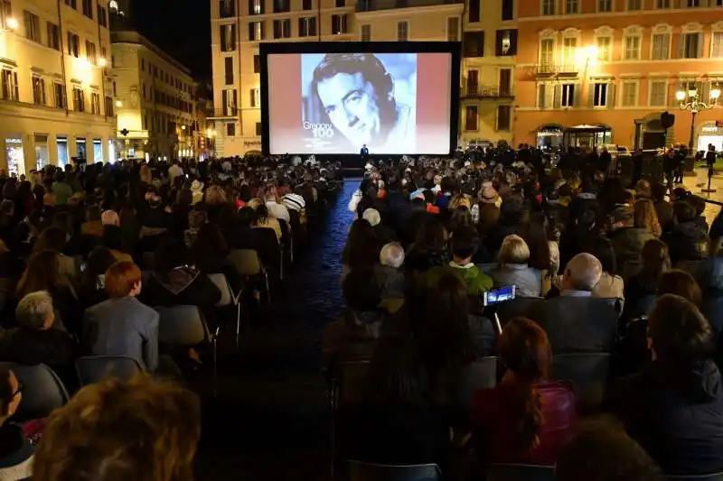 vacanze romane proiettato a piazza di spagna