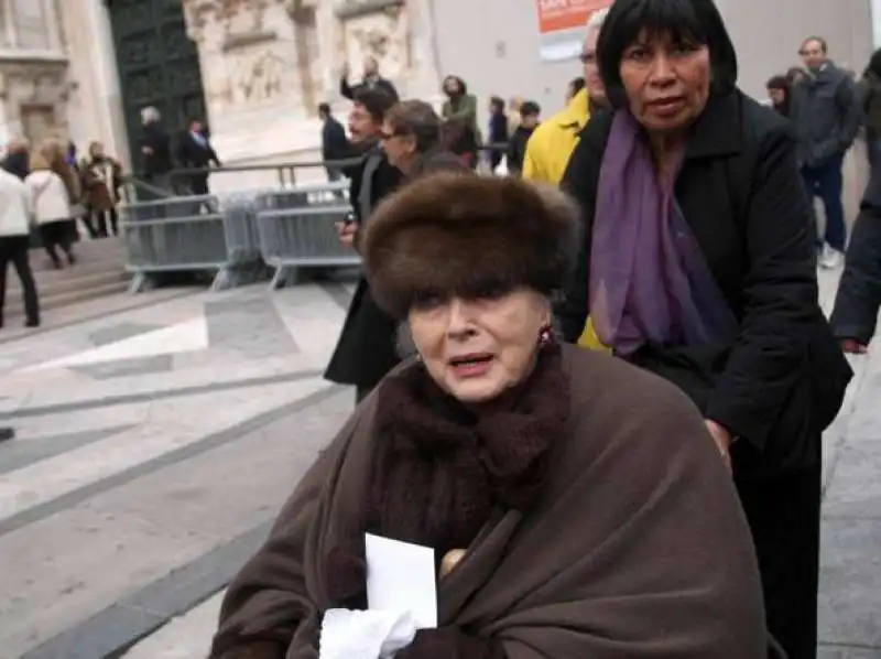 VALENTINA CORTESE CON UNA DELLE SUE BADANTI