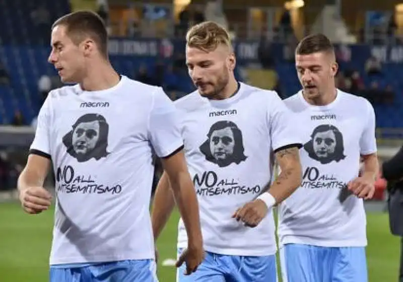 calciatori lazio con magliette anna frank