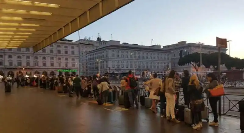 code alla stazione  taxi di termini