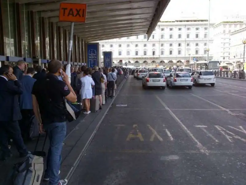 code alla stazione taxi di termini