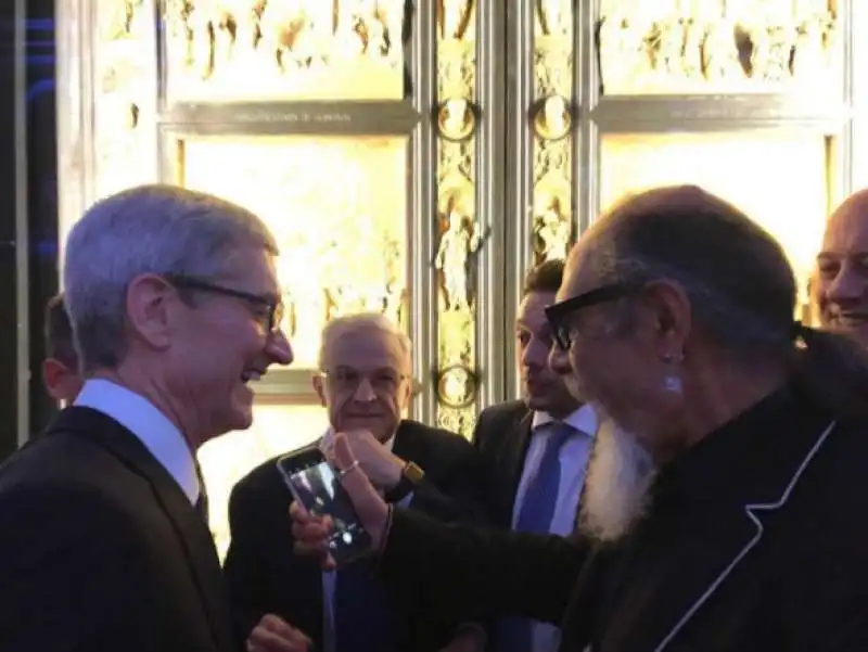 DAGO E TIM COOK