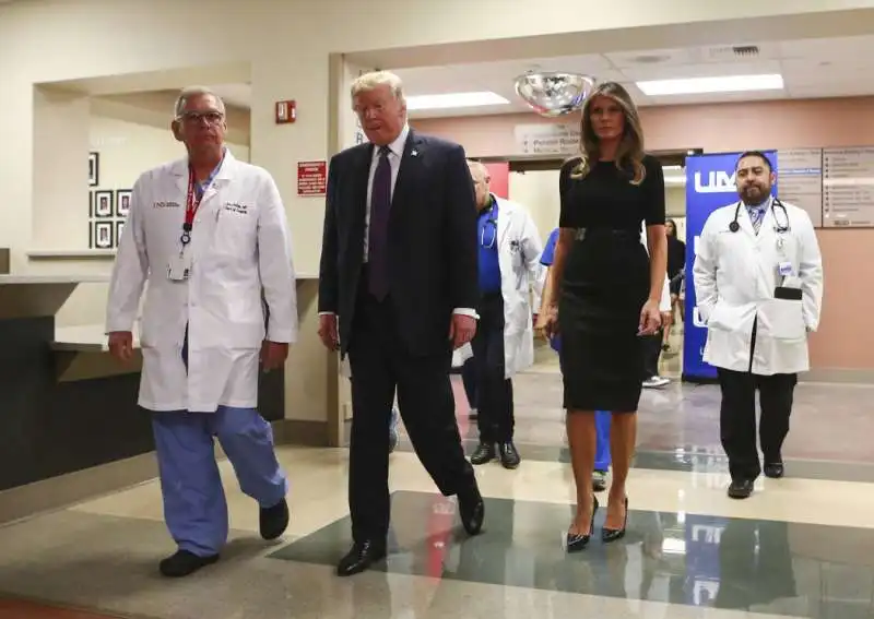 donald e melania trump all ospedale di las vegas visita le vittime