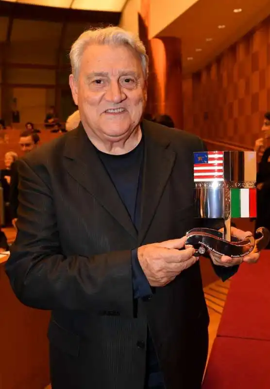 gerardo sacco maestro orafo realizzatore dell opera consegnata ai premiati