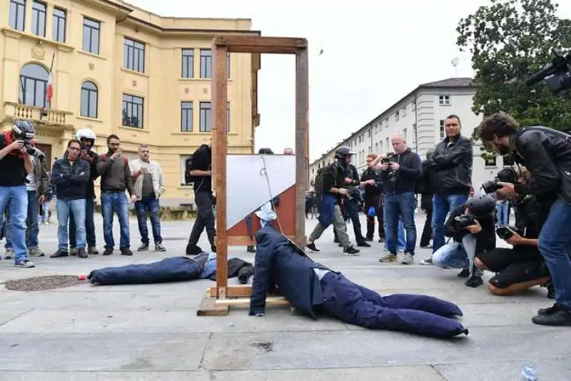 ghigliottina corteo anti g7