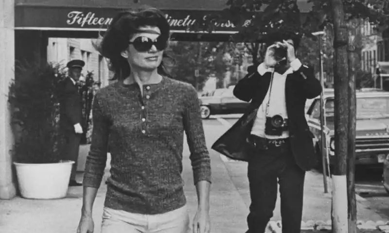 jacqueline kennedy onassis e ron galella su madison avenue   new york ottobre 1971 