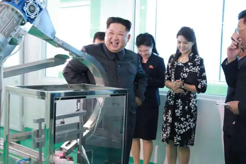 kim jong un e ri alla fabbrica dei cosmetici