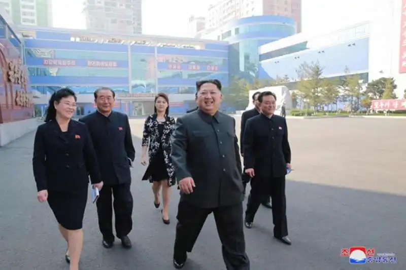 kim jong un e ri alla fabbrica dei cosmetici copia 4