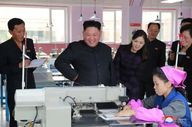 kim jong un e ri alla fabbrica di scarpe