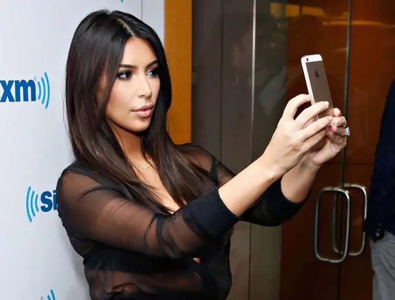 KIM KARDASHIAN SELFIE