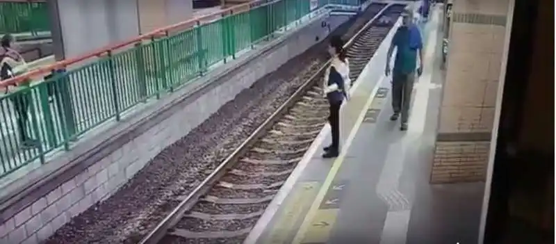 la donna saluta la collega in stazione