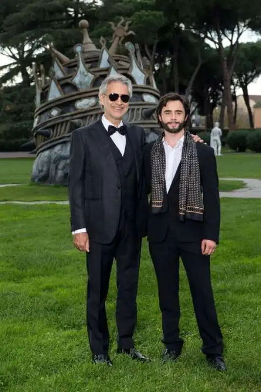 la musica del silenzio bocelli con l attore che lo interpreta