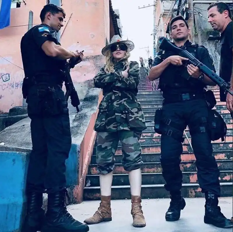 MADONNA IN UNA FAVELA DI RIO DE JANEIRO 